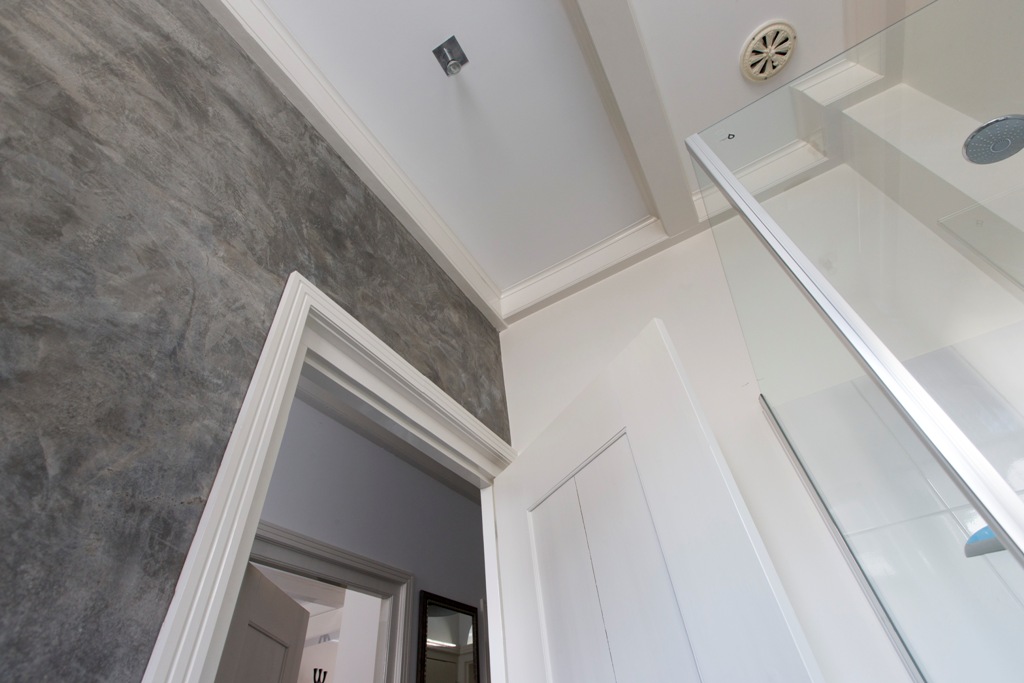 Betonlook in badkamer gecombineerd met muurverf en tegels.